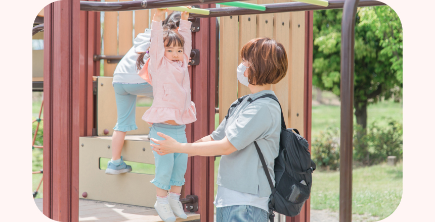 公園で預かった子と遊んでいる女性の写真